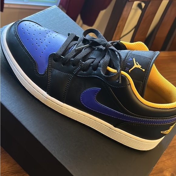 Men size 11 - Picture 1 of 3